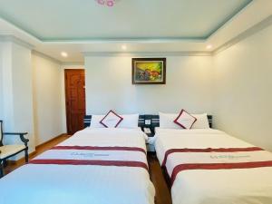 Rúm í herbergi á Hoa Dat Da Lat Hotel
