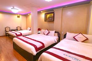 Rúm í herbergi á Hoa Dat Da Lat Hotel