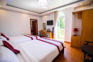 Rúm í herbergi á Hoa Dat Da Lat Hotel