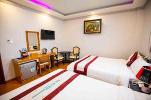 Rúm í herbergi á Hoa Dat Da Lat Hotel