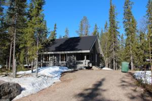 una casa en el bosque con mucha nieve en Metsänkävijä, en Syöte