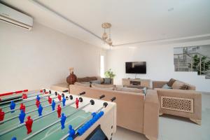 ein Wohnzimmer mit einer Tischtennisplatte in der Unterkunft Dar Meryem Villa piscine sans vis-à-vis Djerba in Midoun