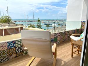 カレタ・デ・ベレスにあるEl Varadero By Solymar Holidayの- 海の景色を望むバルコニー(白い椅子付)