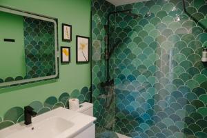 a bathroom with a shower with a sink and a mirror at Apartamento The River in El Puerto de Santa María