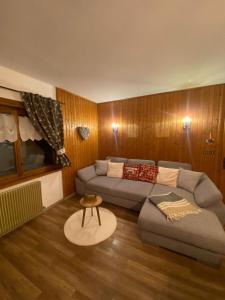 a living room with a couch and a table at Appartamento Netta'Schtol in Sappada