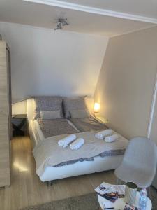 ハイドゥソボスローにあるVenyige Residenceのベッドとタオル2枚のある寝室