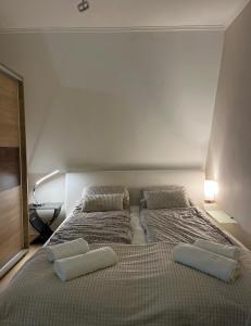 ハイドゥソボスローにあるVenyige Residenceの寝室に並んで置かれた2つのベッド