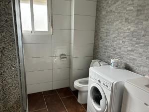 Ένα μπάνιο στο 3 Bedroom house near La Zenia Boulevard shopping Centre and La Zenia Beach, Orihuela Costa