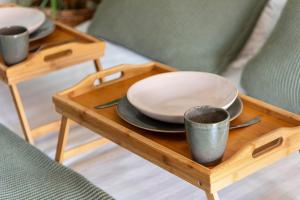 ザントフォールトにあるOasis Studio- Free Parkingの木のトレイ(皿、カップ付)