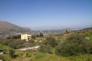 una casa en una colina con árboles y una carretera en Agriturismo Rajata en Bagheria