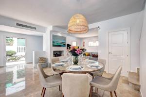 Et tv og/eller underholdning på 034 Luxury La Cala Villa, Private Pool and Sea Views