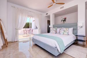 En eller flere senge i et værelse på 034 Luxury La Cala Villa, Private Pool and Sea Views + 42 billeder