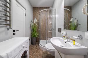 une salle de bain blanche avec un lavabo et des toilettes dans l'établissement DeMar Apart Violet, à Lviv 35 autres photos