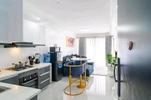 een keuken met een aanrecht en een barkruk. bij NOVAH Apartments NAIROBI KENYA in Nairobi