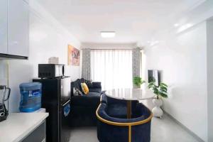 een woonkamer met een tafel en een bank bij NOVAH Apartments NAIROBI KENYA in Nairobi