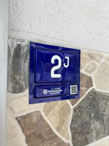 une horloge bleue sur le côté d'une paroi dans l'établissement Sisi's Holiday Houses - Kusadasi, à Kusadası