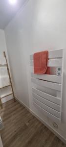 a room with a towel hanging on a wall at Le TOURNY-Studio cosy avec ascenseur- Sarlat - Coeur cité médiévale in Sarlat-la-Canéda