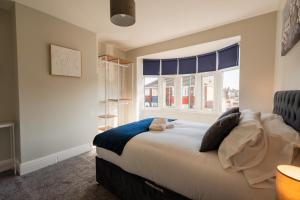 a bedroom with a large bed and a window at Westbourne House By Horizon Stays in South Bank