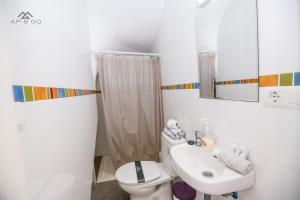 een badkamer met een wit toilet en een wastafel bij House Beach Park in La Herradura +25 foto's