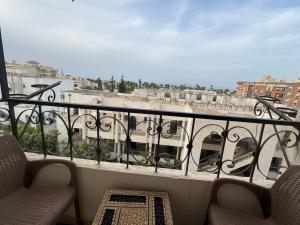 een balkon met stoelen en uitzicht op een gebouw bij Hurghada Sea View Apartment in Hurghada