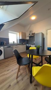 Η κουζίνα ή μικρή κουζίνα στο Modernes Apartment mit 2 Schlafzimmern und Privatparkplatz nahe Innenstadt
