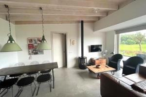 een woonkamer met een tafel en stoelen bij Nia Domo, Ringdijk Noord 22a in Cadzand