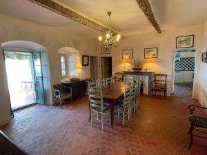 a dining room with a table and chairs at Maison ancienne rénovée avec vue sur mer et Cap Corse in Centuri