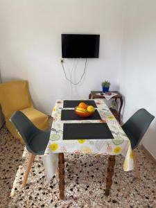 TV a/nebo společenská místnost v ubytování Aegean House