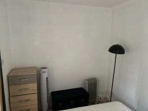 una camera con letto, lampada e cassettiera di Appart Gwen a Gruissan
