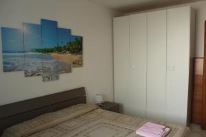 ein Schlafzimmer mit einem Bett und einem Wandgemälde in der Unterkunft B&B Mattia in Civitanova Marche