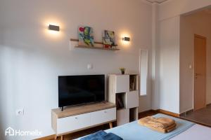 TV a/nebo společenská místnost v ubytování 30m² Cosy studio with panoramic sea view