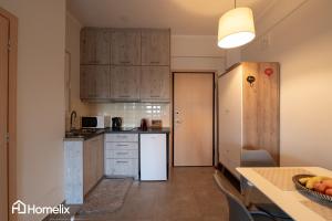 Kuchyň nebo kuchyňský kout v ubytování 30m² Cosy studio with panoramic sea view + 12 fotografií
