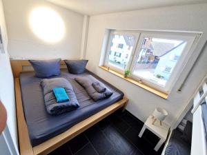 a small bed in a small room with a window at Traumwohnung mit Sonnen-Balkon - nur 5 min vom EP in Rheinhausen