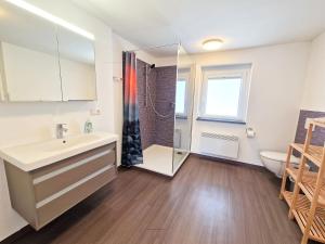 a bathroom with a sink and a shower at Traumwohnung mit Sonnen-Balkon - nur 5 min vom EP in Rheinhausen +23 photos