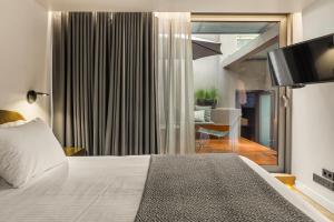Postel nebo postele na pokoji v ubytování Athens Dom Hotel