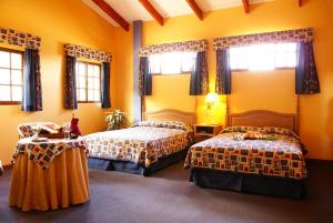 Giường trong phòng chung tại Hotel Viejo Molino Coroico +65 ảnh