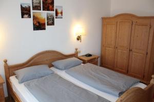 Postel nebo postele na pokoji v ubytování Ferienhaus Nr 17, Kategorie Komfort, Feriendorf Hochbergle, Allgäu