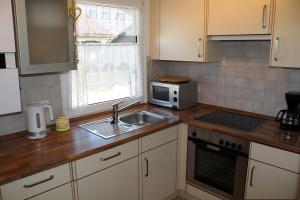 Kuchyň nebo kuchyňský kout v ubytování Ferienhaus Nr 17, Kategorie Komfort, Feriendorf Hochbergle, Allgäu + 11 fotografií