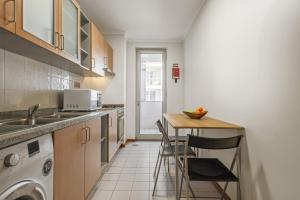 Kuchyň nebo kuchyňský kout v ubytování Nara by KAAMAH