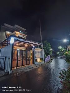 a building on the side of a street at night at CABI'N Homestay in Jarakan