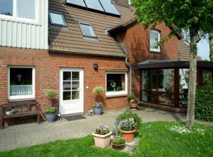 a brick house with a bench in front of it at Ferienhof Martens in Schülperweide
