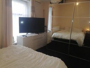 Katil atau katil-katil dalam bilik di Charming Bradford Room to Rent with Shared Facilities