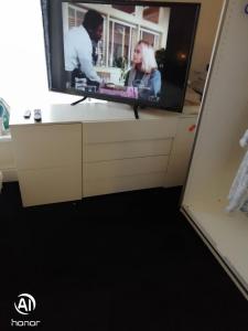 Televisyen dan/atau pusat hiburan di Charming Bradford Room to Rent with Shared Facilities