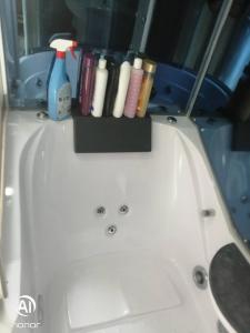 Bilik mandi di Charming Bradford Room to Rent with Shared Facilities +14 gambar