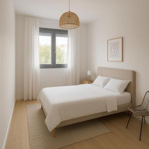 Un dormitorio blanco con una cama y una ventana. en JEREZ HILLS St JOAQUINS, en Jerez de la Frontera