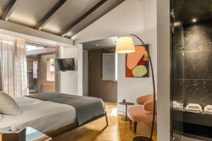 Televízia a/alebo spoločenská miestnosť v ubytovaní Athens Dom Hotel