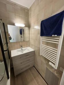 a small bathroom with a sink and a mirror at Studio charmant à Fréjus avec piscine commune - 30 m² in Fréjus