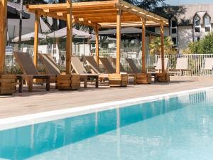 Kolam renang di atau dekat dengan Hotel Mercure Parc du Coudray - Barbizon