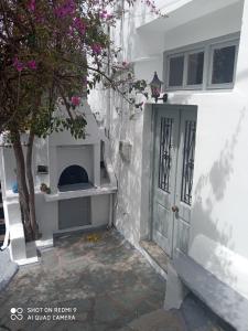 un edificio bianco con camino accanto a una porta di Θέτιδα House a Skiros