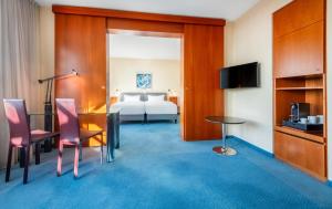 TV a/nebo společenská místnost v ubytování Radisson Blu Fürst Leopold Hotel